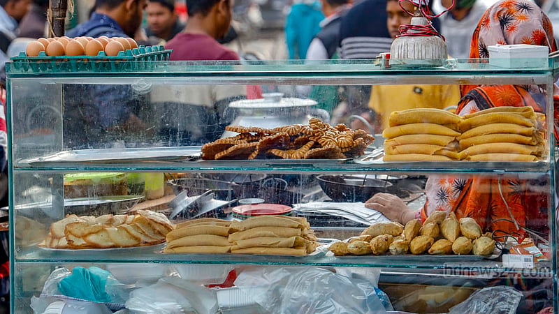 Sweet delicacies like Bhapa Pitha, Patisapta, Malpoa and Kusumkoli are available along with Chitoi Pitha at a street food shop in Dhaka’s Farmgate