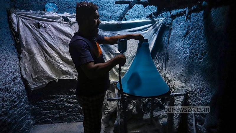 A worker paints a loudspeaker in Dhaka’s Jatrabari. In the past, their workload would multiply ahead of an election. Nowadays, they are able to finish their work within two or three days.