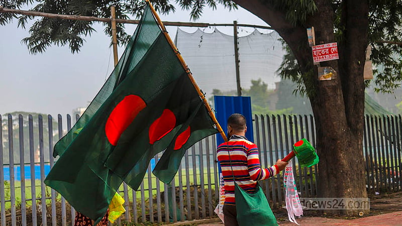 A street vendor sells the Bangladesh national flag in Dhaka's Dhanmondi area.