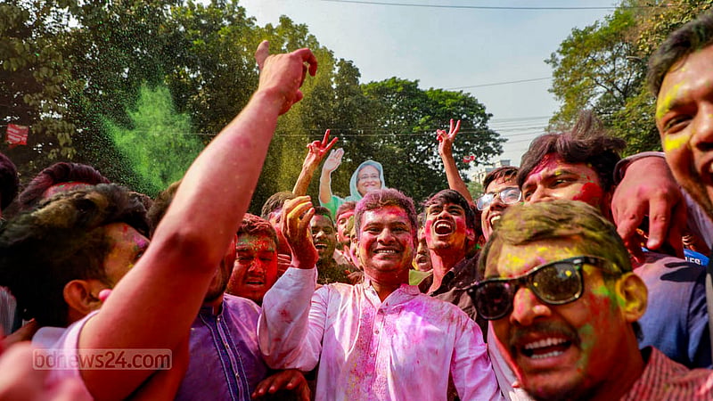 Students celebrate ahead of the inauguration of Dhaka University’s metro station at TSC on Saturday, Dec 2, 2023. Photo: Mahmud Zaman Ovi