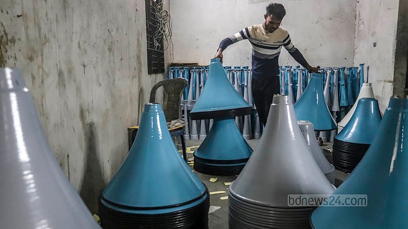 Loudspeakers and microphones were once synonymous with election campaigning. However, the utility of these equipment seems to be waning. Although the Jan 7 national elections are on the horizon, a speaker factory in Dhaka’s Jatrabari sees no upturn in demand for its equipment.