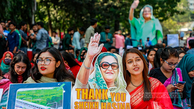 Students carry placards offering thanks to Prime Minister Sheikh Hasina during a rally to mark the metro station’s inauguration at Dhaka University. Photo: Mahmud Zaman Ovi