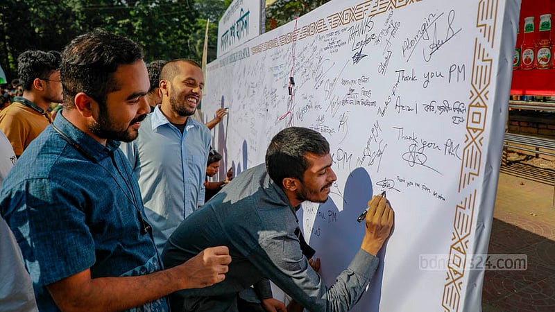 Students launch a mass signature campaign on the Dhaka University campus ahead of the opening of the metro station on Saturday, Dec 2, 2023. Photo: Mahmud Zaman Ovi