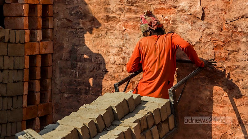 Labourers work in a brick kiln without safety gear near the Buriganga River in Dhaka’s Basila. Photo: Tawhiduzzaman Tapu