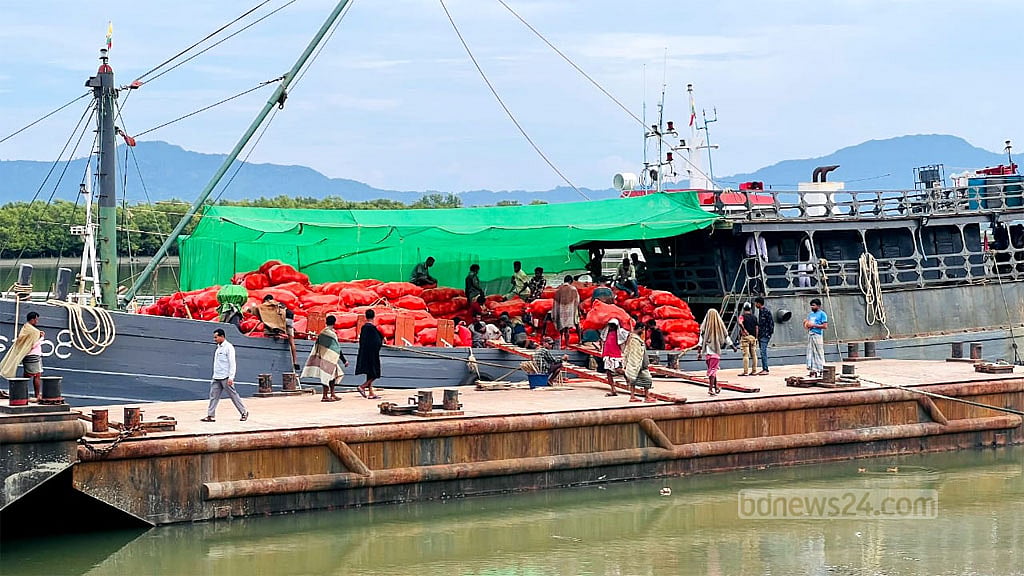 Bangladesh resumes Teknaf Land Port operations after 3-week halt over fighting in Myanmar
