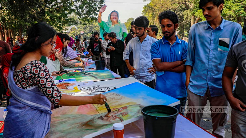 Students of Dhaka University's fine arts faculty launch a painting campaign as part of celebrations ahead of the metro rail station’s opening on Saturday, Dec 2, 2023. Photo: Mahmud Zaman Ovi