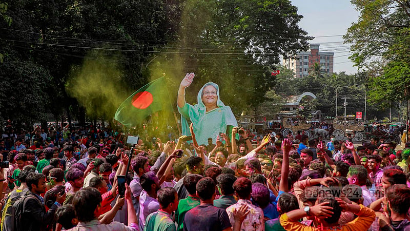 Students celebrate ahead of the inauguration of Dhaka University’s metro station at TSC on Saturday, Dec 2, 2023. Photo: Mahmud Zaman Ovi