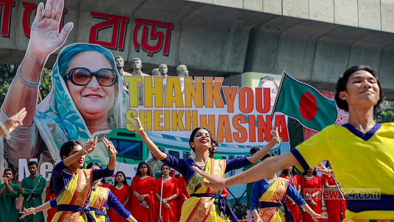 Students held a lively event in front of the Raju Memorial Sculpture to celebrate the much-awaited inauguration of the metro station at Dhaka University’s TSC on Saturday, Dec 2, 2023. Photo: Mahmud Zaman Ovi