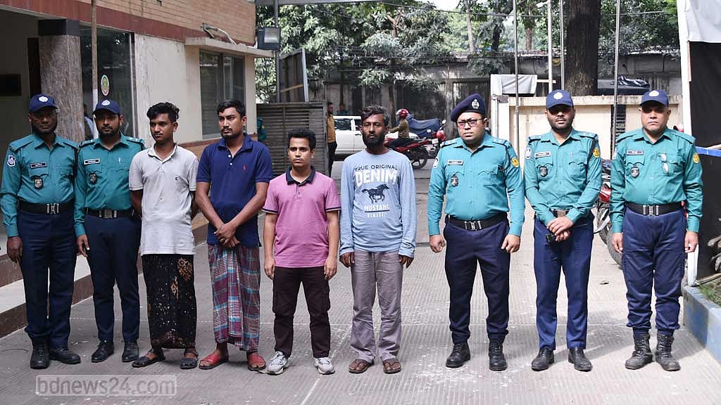 Police arrest 4 for setting off crude bombs in Dhaka