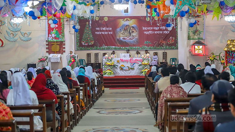 Christian devotees pray at the Holy Rosary Church in Dhaka’s Tejgaon on Christmas morning on Monday, Dec 25, 2023.