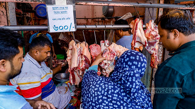Jewel, the owners of a beef store in Sipahibagh bazar, said customers were flooding in to buy meat after prices were lowered from Tk 800 to Tk 600 per kg.