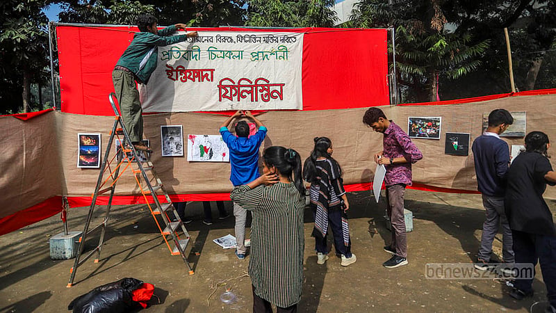 The fine arts students prepare for a painting exhibition at the TSC area of Dhaka University on Tuesday afternoon, Dec 12, 2023, to demand the liberation of Palestinians from Israeli aggression.