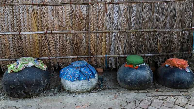 Clay pots such as those found in Dakop’s Kalabogi area are used in coastal villages to collect water during the monsoon season. The water is then used year-round.