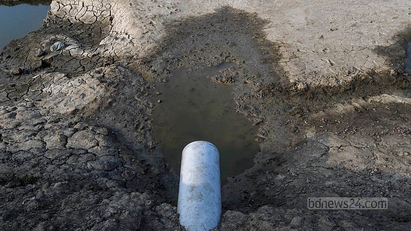 Residents of Jhulonto Para in Dakop’s Kalabogi use pipes to collect water from rivers during high tide. The salinated water from the coastal river is then repurposed for drinking and other daily needs.