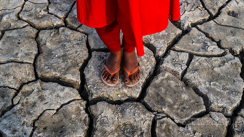 Farmland in the coastal areas dried up at the start of winter, causing the ground to crack. The cracks can be seen in many parts of Dakop’s Kalabogi.