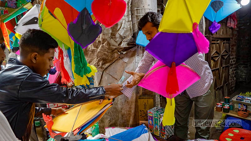 The price of the kites can range from Tk 10 to Tk 100.