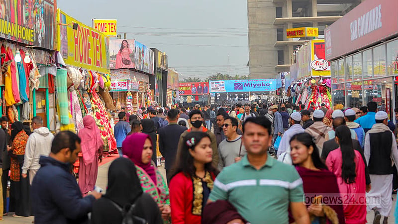 Visitors crowd the Bangabandhu Bangladesh-China Friendship Exhibition Centre in Dhaka’s Purbachal during Dhaka International Trade Fair on Friday, Jan 26, 2024.