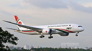 Biman Dreamliner returns to Dhaka after windshield cracks 