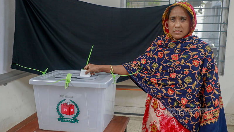 A voter casts their ballot at the Banani Model School polling centre on Sunday, Jan 7, 2024, the day of the 12th national parliamentary elections.