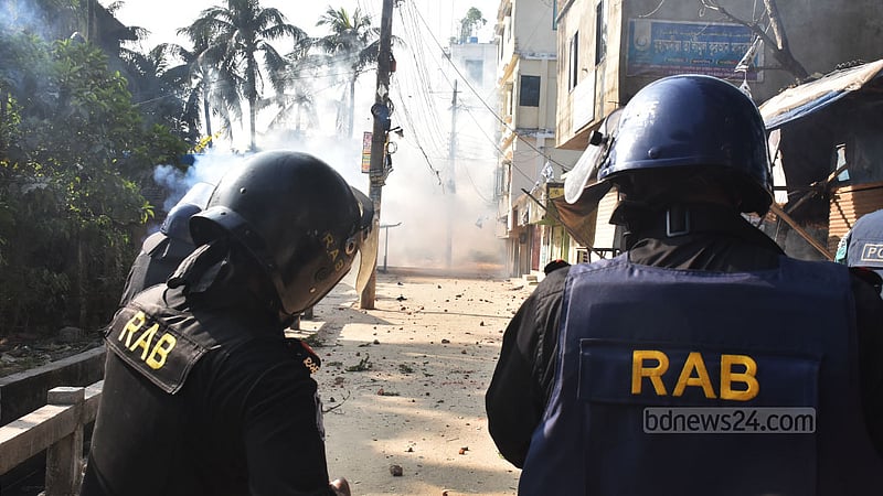 BNP supporters clash with law enforcers in the Chandgaon area of Chattogram on election day, Jan 7, 2024.