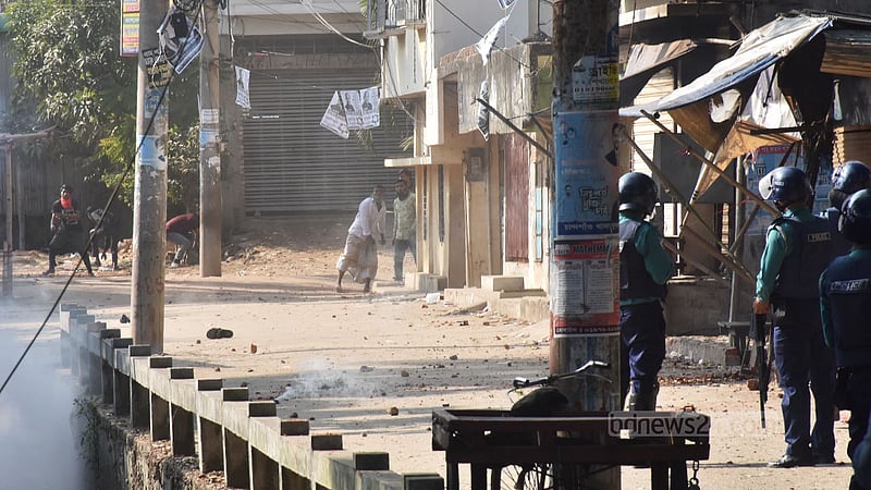 BNP supporters throw brickbats at law enforcers in Chattogram's Chandgaon area during the national election on Sunday, Jan 7, 2024.