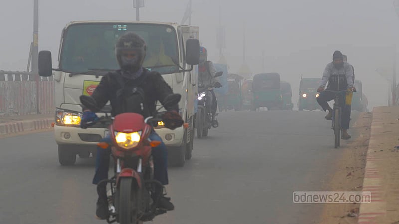 Motorists keep headlights on because of thick fog in the Bosila area of Dhaka early in the morning on Wednesday, Jan 24, 2024.