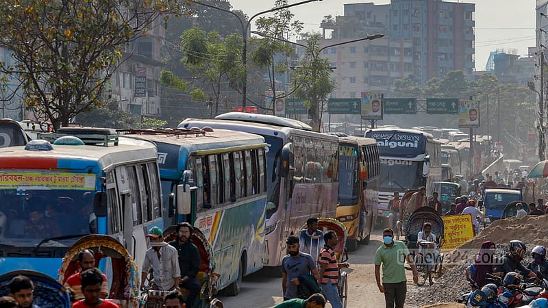 With the Postogola Bridge closed for repairs, buses from southern Bangladesh are entering Dhaka via Babu Bazar Bridge. The extra load has made it difficult for passengers to get off buses descending from the bridge onto the busy road in the Naya Bazar area.