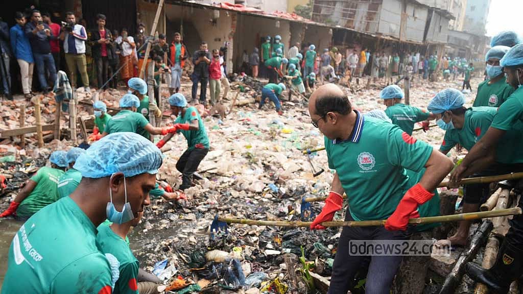 Dhaka North City Corporation deploys 1,200 volunteers to clean Paris Canal in Mirpur