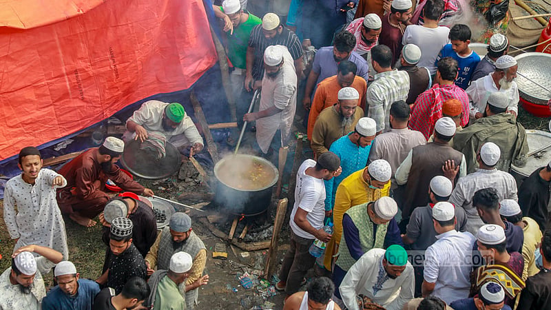 Devotees cook meals at the Bishwa Ijtema grounds on the banks of the Turag River in Tongi on Friday, Feb 2, 2024.