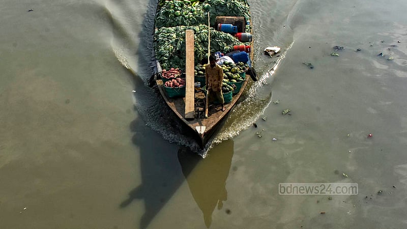 Winter vegetables are transported to the Chaktai Wholesale Market from Shankhyer Char by engine-run wooden boats.