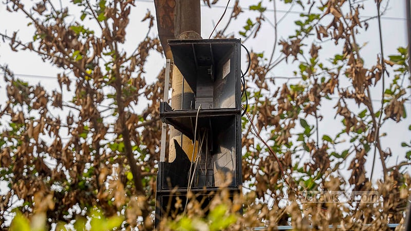 Only the frame stands as the lights of a traffic signal have fallen down after being left unused for a long time.