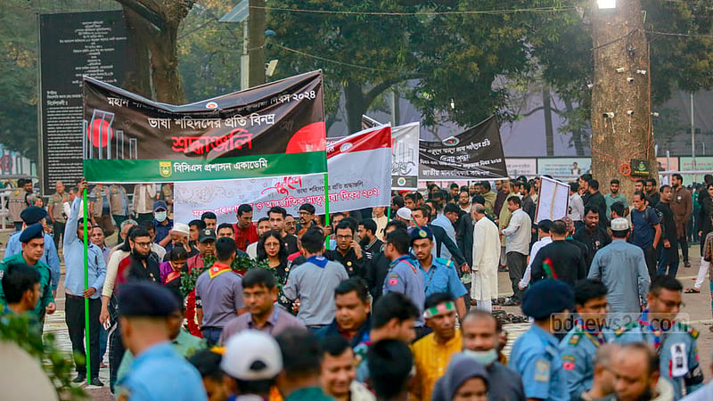 People converge on the Central Shaheed Minar in Dhaka to honour those who sacrificed their lives for the right to speak their mother tongue on International Mother Language Day, Feb 21, 2024.