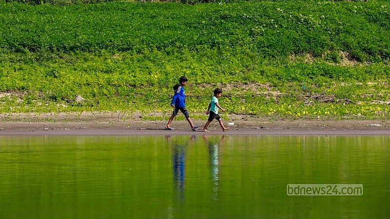 Peanuts, a winter crop, are grown along the banks of the Sangu River in the Taracha Union of Bandarban’s Rowangchhari. When the crystalline waters of the river dry up in the winter, locals cultivate peanuts along the banks of the Sangu.