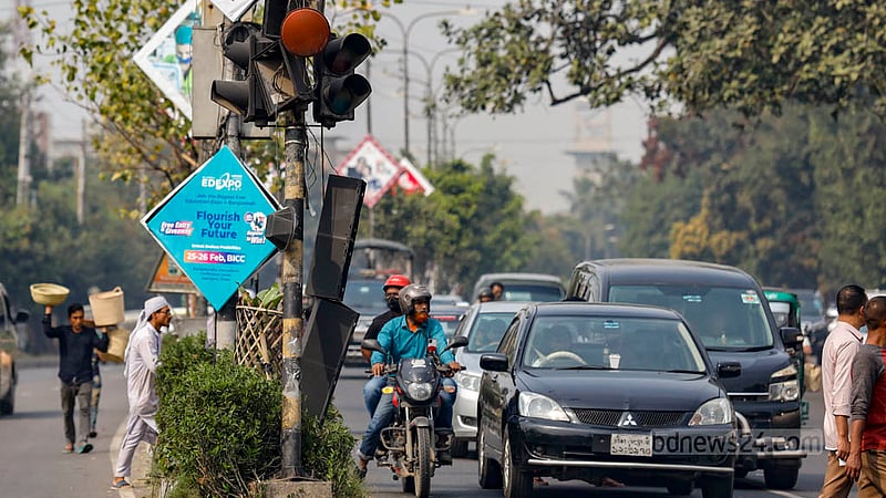 Broken traffic lights dangling from a pole over a policeman can cause an accident anytime.