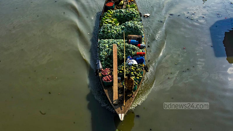 Winter vegetables are transported to the Chaktai Wholesale Market from Shankhyer Char by engine-run wooden boats.