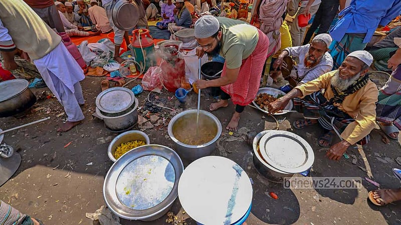 Members of the Tablighi Jamaat cook food during Bishwa Ijtema on the banks of the Turag River in Gazipur’s Tongi on Friday, Feb 9, 2024.