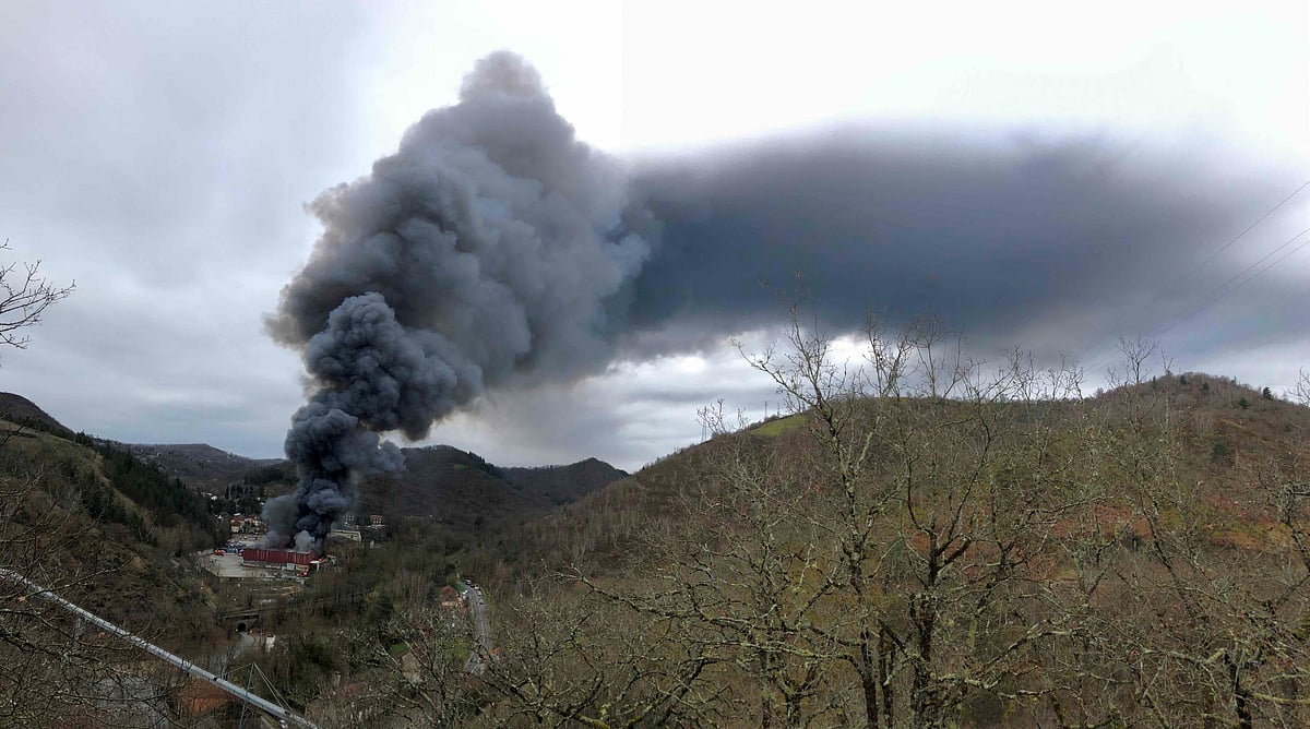 French recycling plant on fire housing 900 tonnes of lithium batteries