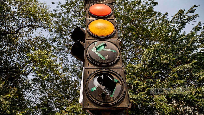 The green lights at a traffic signal in Dhaka’s Kakrail are broken, but there has not been any attempt to repair them because the lights are not used in the city.