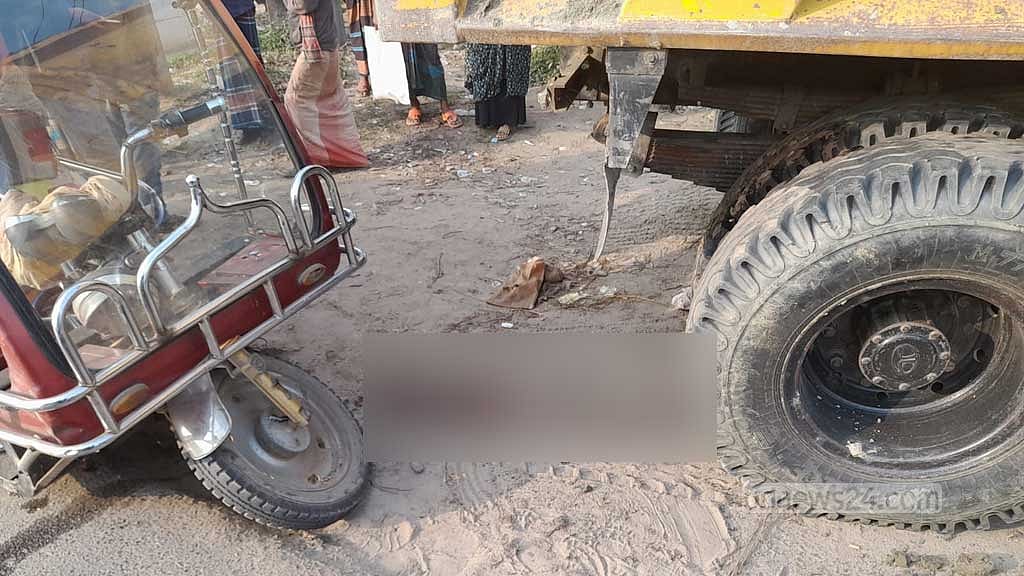 Autorickshaw driver crushed to death by truck in Tangail