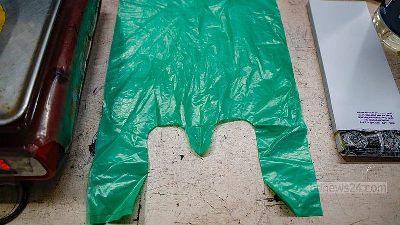 Alongside white polythene bags, green and blue ones are sold more frequently in Dhaka’s Karwan Bazar.