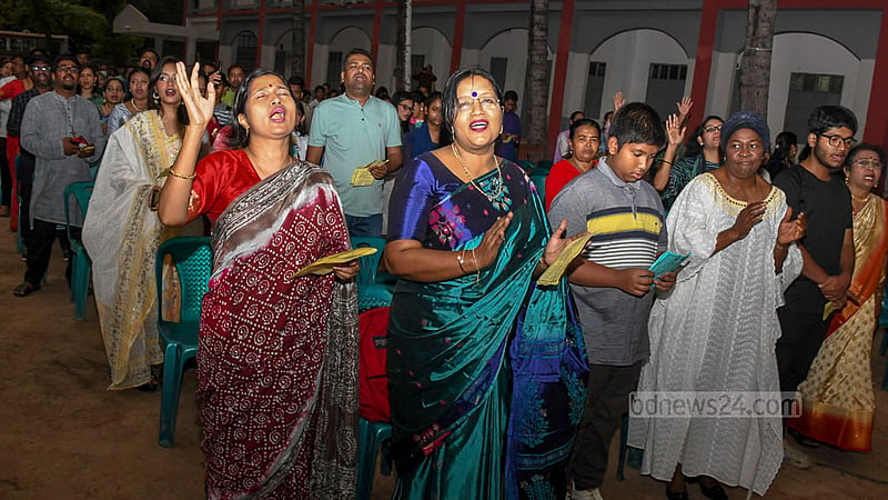 Christian devotees attend a dawn prayer service to commemorate Easter Sunday at the Rajdhani High School field in Dhaka’s Manik Mia Avenue on Sunday, Mar 31, 2024.