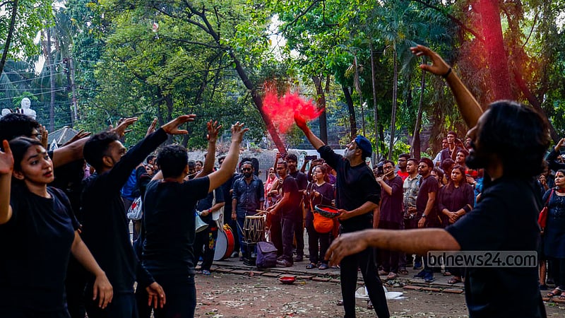 Theatre group Prachyanat stage their street drama ‘Laljatra’ at the Swoparjito Swadhinata Chattar of Dhaka University on Monday, remembering the martyrs of the dark night of Mar 25, 1971.