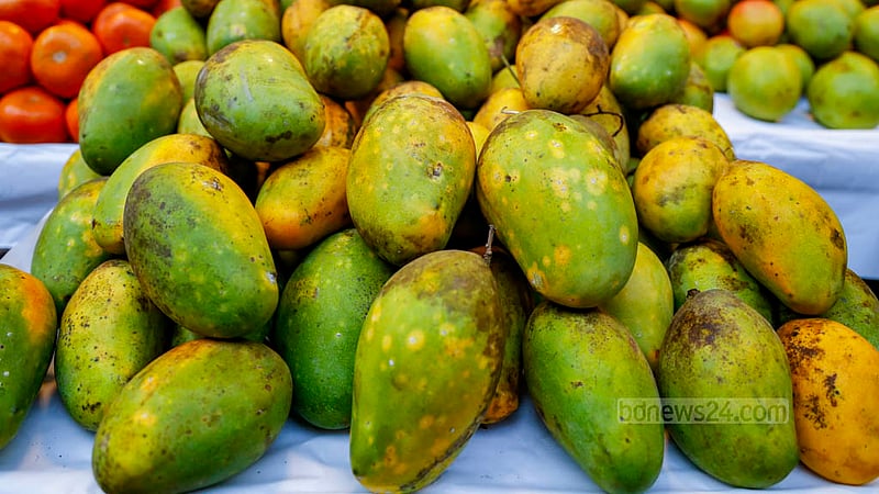 Traders at Paltan in Dhaka are charging mango aficionados Tk 400-500 per kg for the revered Chaunsa mangoes from India.