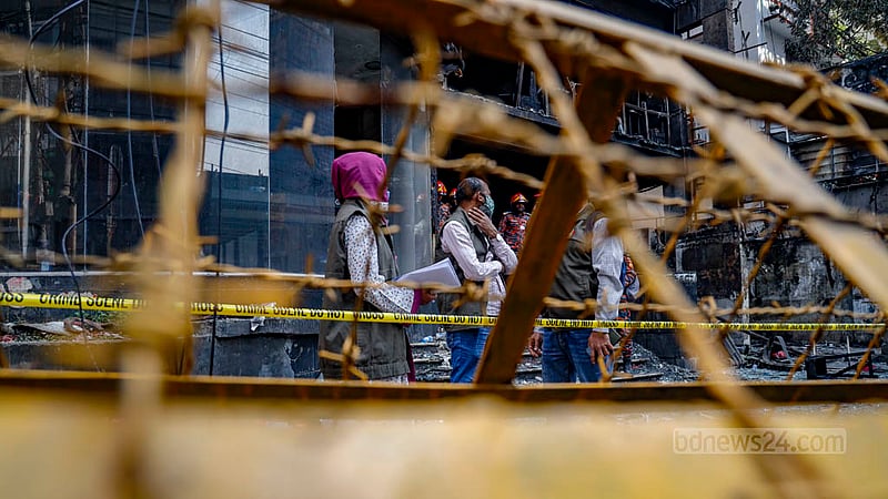 Police set up barricades outside Green Cozy Cottage on Bailey Road in Dhaka to manage the crowd following a fire that ravaged the building on the night of Thursday, Feb 29, 2024.