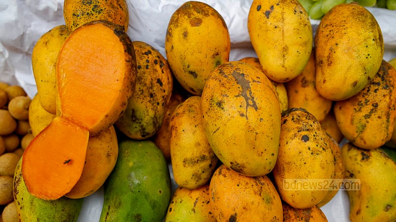 The locally produced Bari-11 variety, available year-round, is sold at Tk 500 per kg, offering a taste of local excellence in Dhaka’s Paltan.