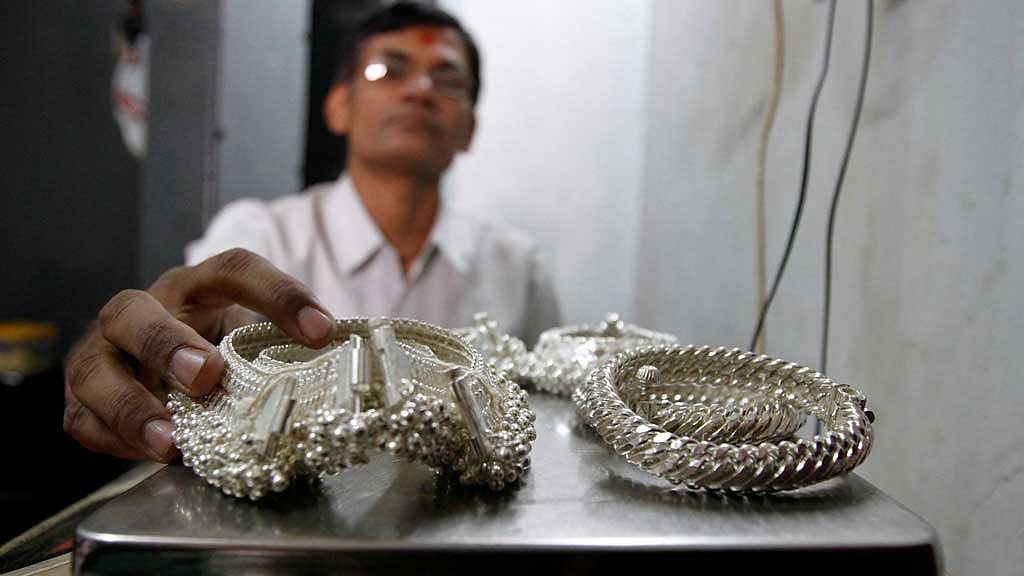 Indian banks halt silver imports as duty differential spurs private trade