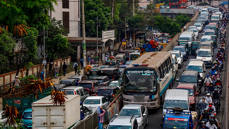 Private cars and motorcycles are caught in a traffic jam on Mouchak-Moghbazar flyover’s Tejgaon section in Dhaka on Monday, Mar 18, 2024, during Ramadan.
