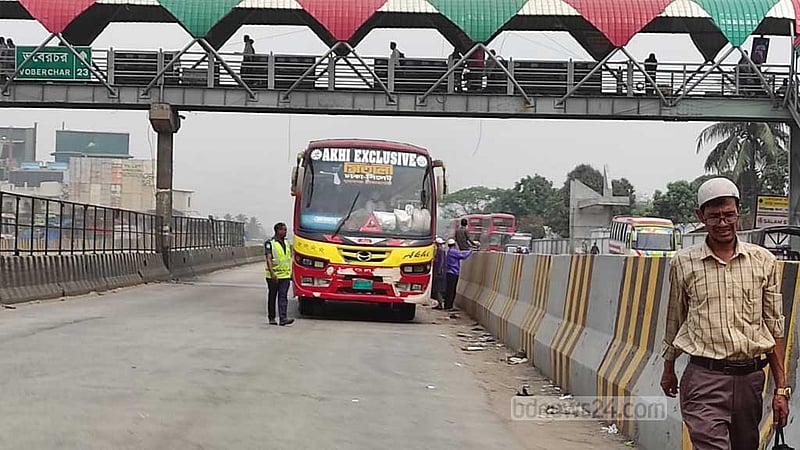 Reckless bus drivers drop passengers in the middle of the eight-lane Dhaka-Chattogram Highway at Shimrail in Narayanganj’s Siddhirganj and the passengers then risk their lives to cross the highway by scaling the high Jersey barrier.