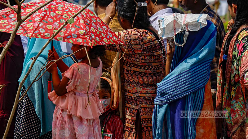 Children accompany their parents while waiting in front of mobile food trucks set up by the Ministry of Fisheries and Livestock.