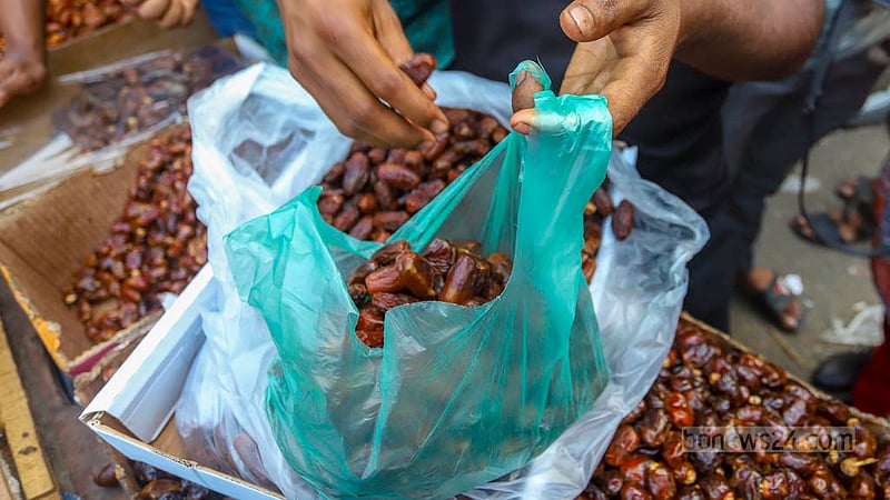 Muslims crowd the shops of Karwan Bazar in Dhaka to buy dates for Iftar on Monday, Mar 11, 2024, the eve of the beginning of Ramadan. The imported fruit is priced between Tk 200 and Tk 1,000 a kg, depending on its quality.